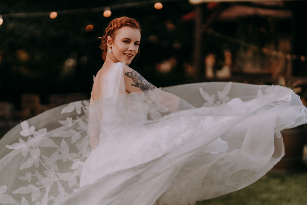 panna młoda z tatuażem